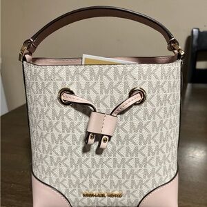 Michal kors small crossbody bag like new comes with strap